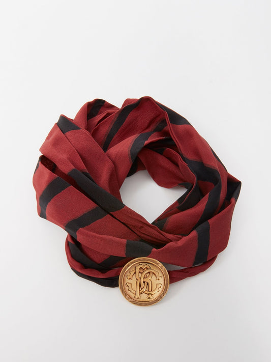 Колье из бордового шелка и подвески-логотипа