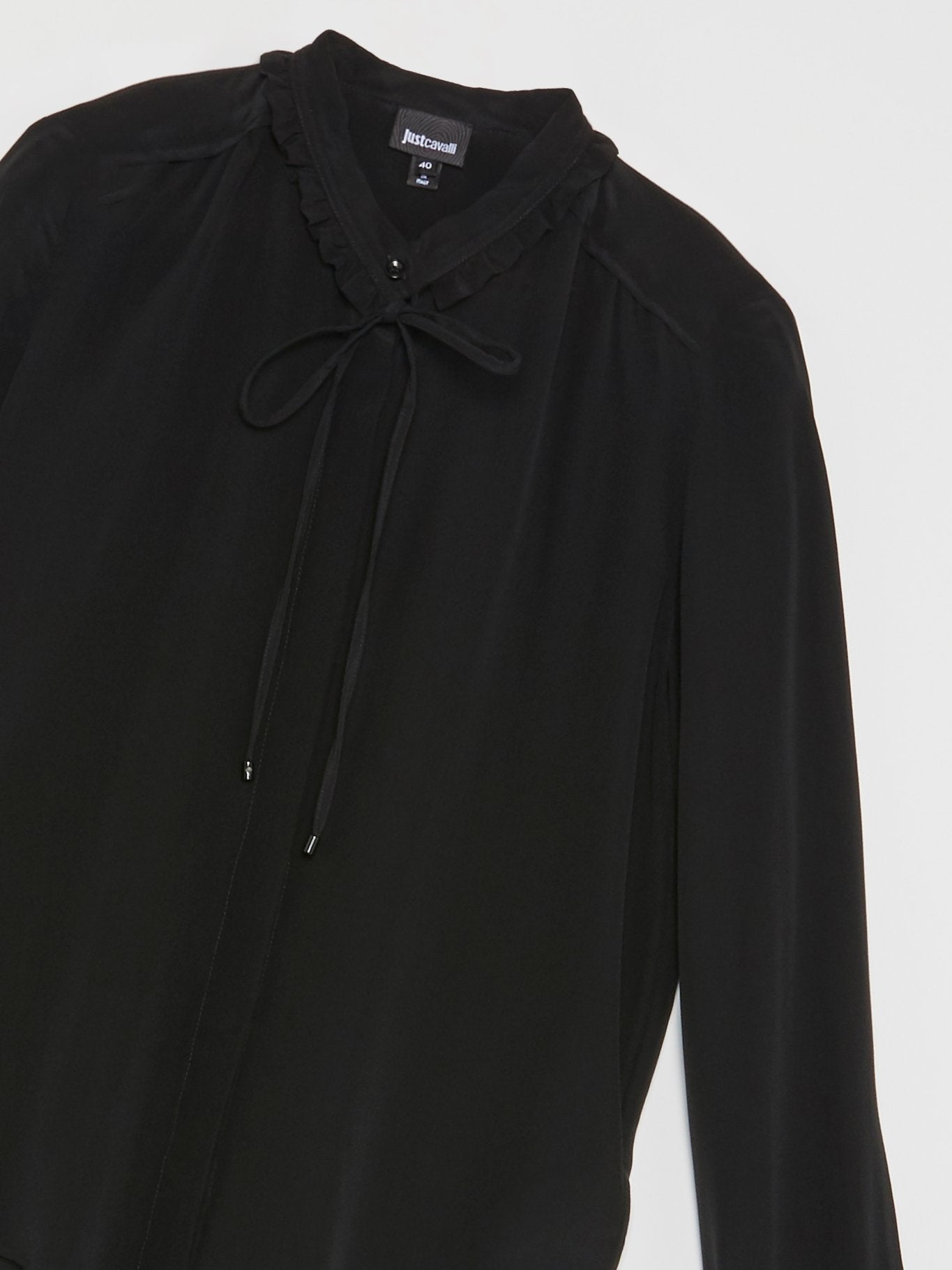Черная блузка с рюшами на воротнике