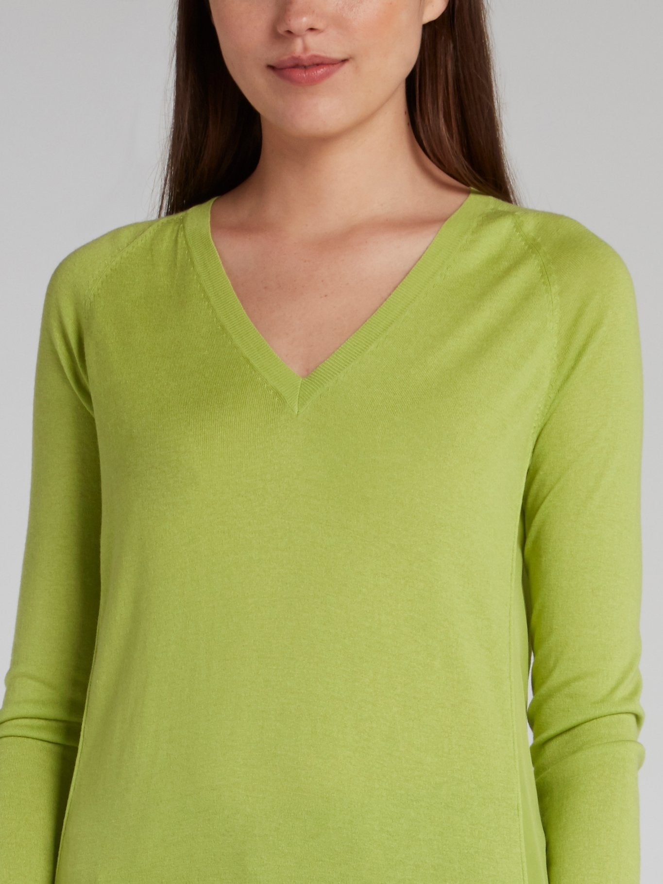 Зеленый трикотажный пуловер с V-образным вырезом