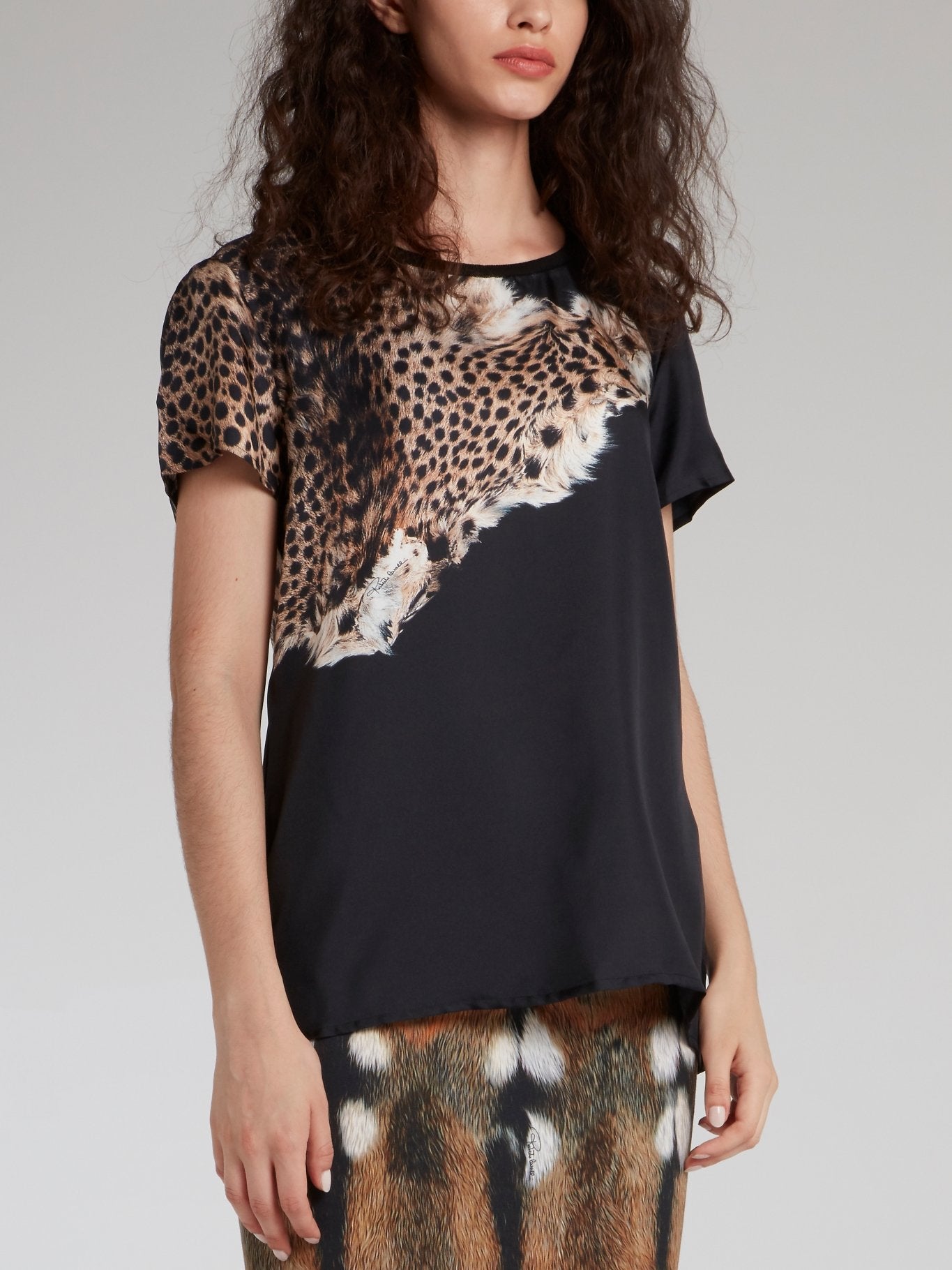 Черная футболка с леопардовым принтом