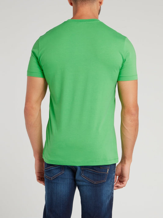 Зеленая футболка с логотипом и шевроном