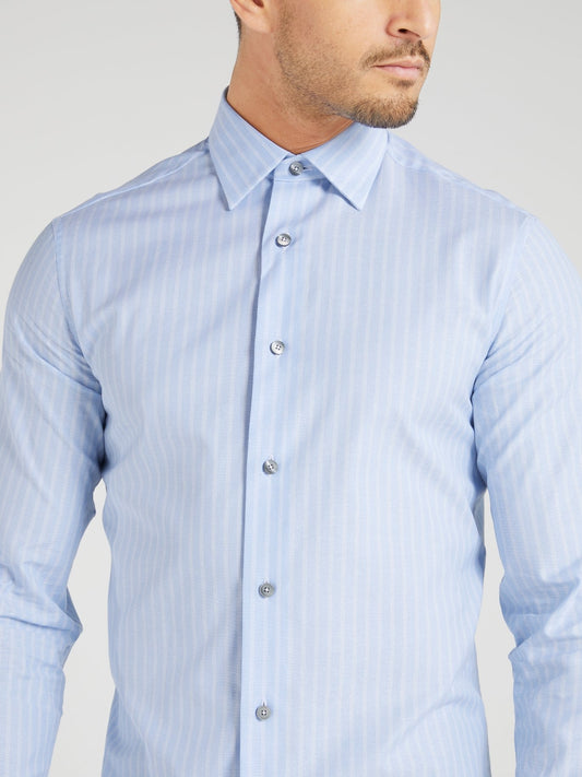 Светло-голубая рубашка с длинными рукавами в полоску