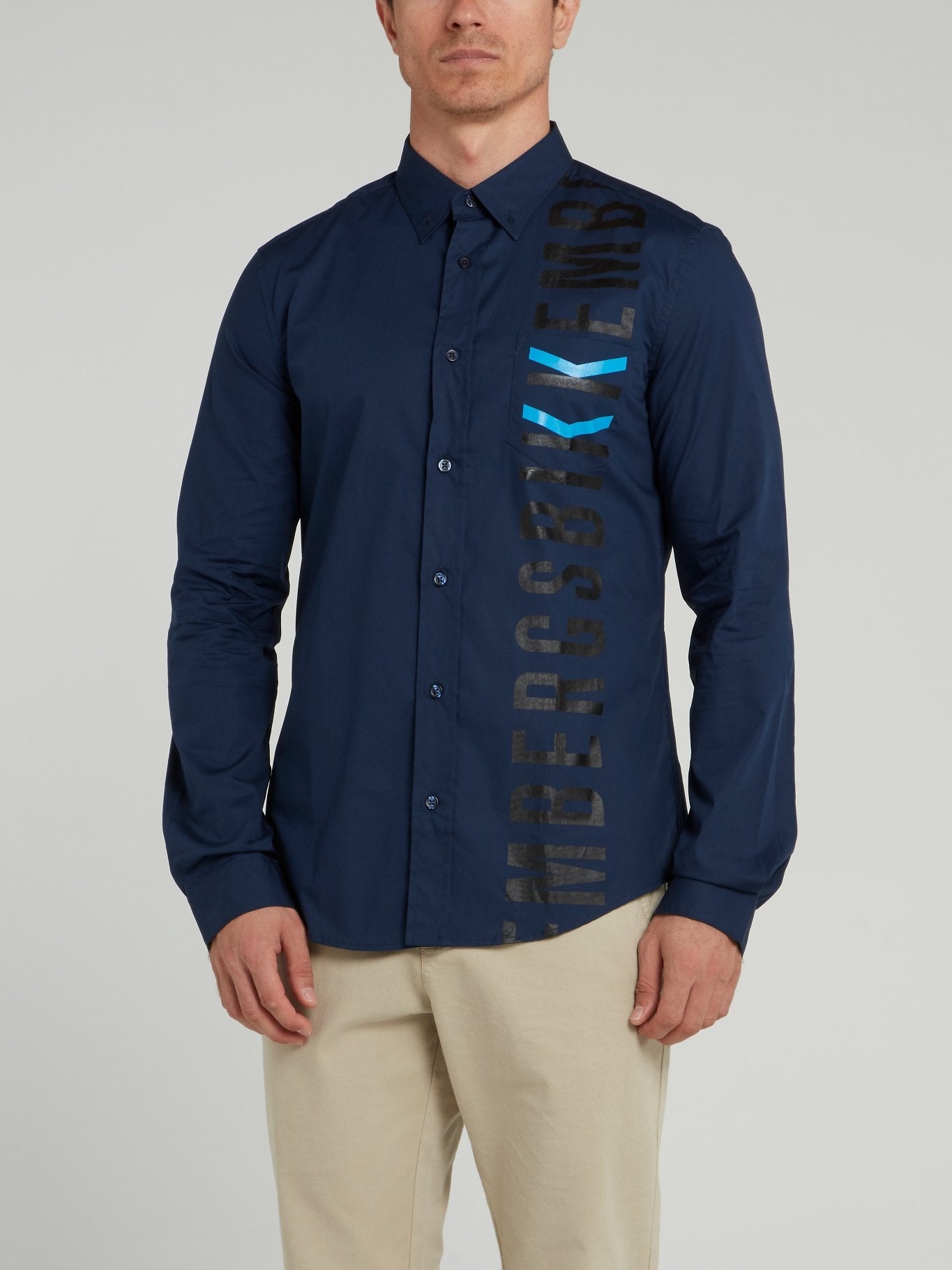Темно-синяя рубашка с вертикальным логотипом