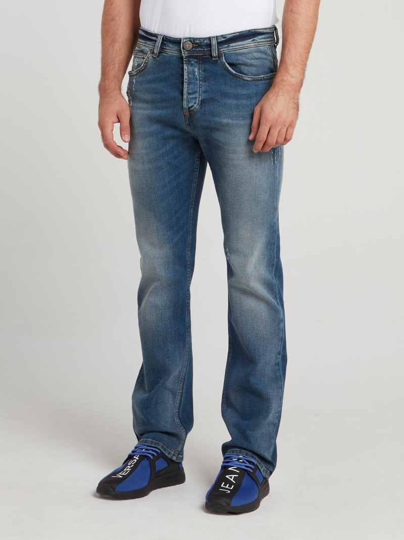 Синие прямые джинсы с рваной отделкой