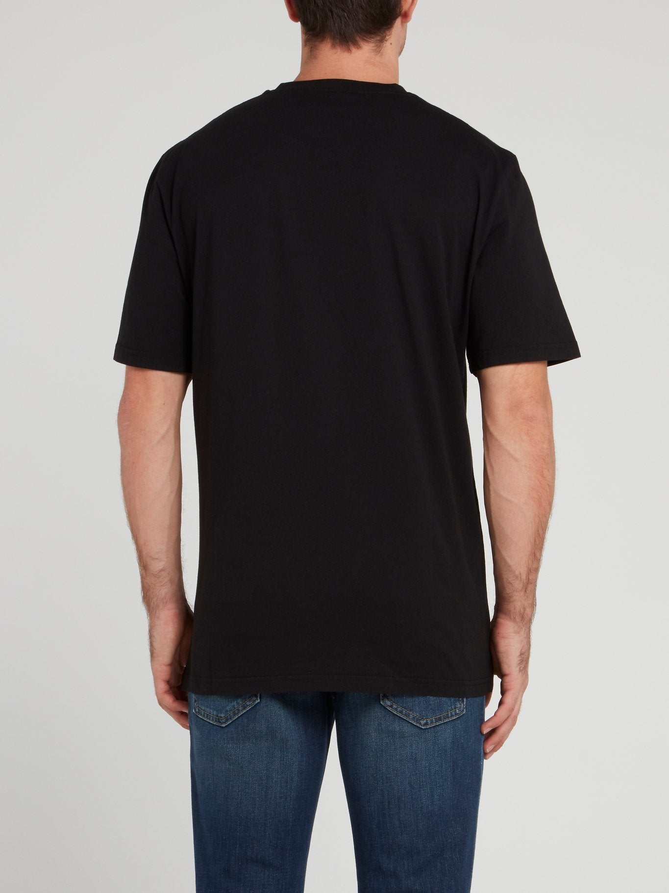Черная футболка с рукавами до локтя и рисунком
