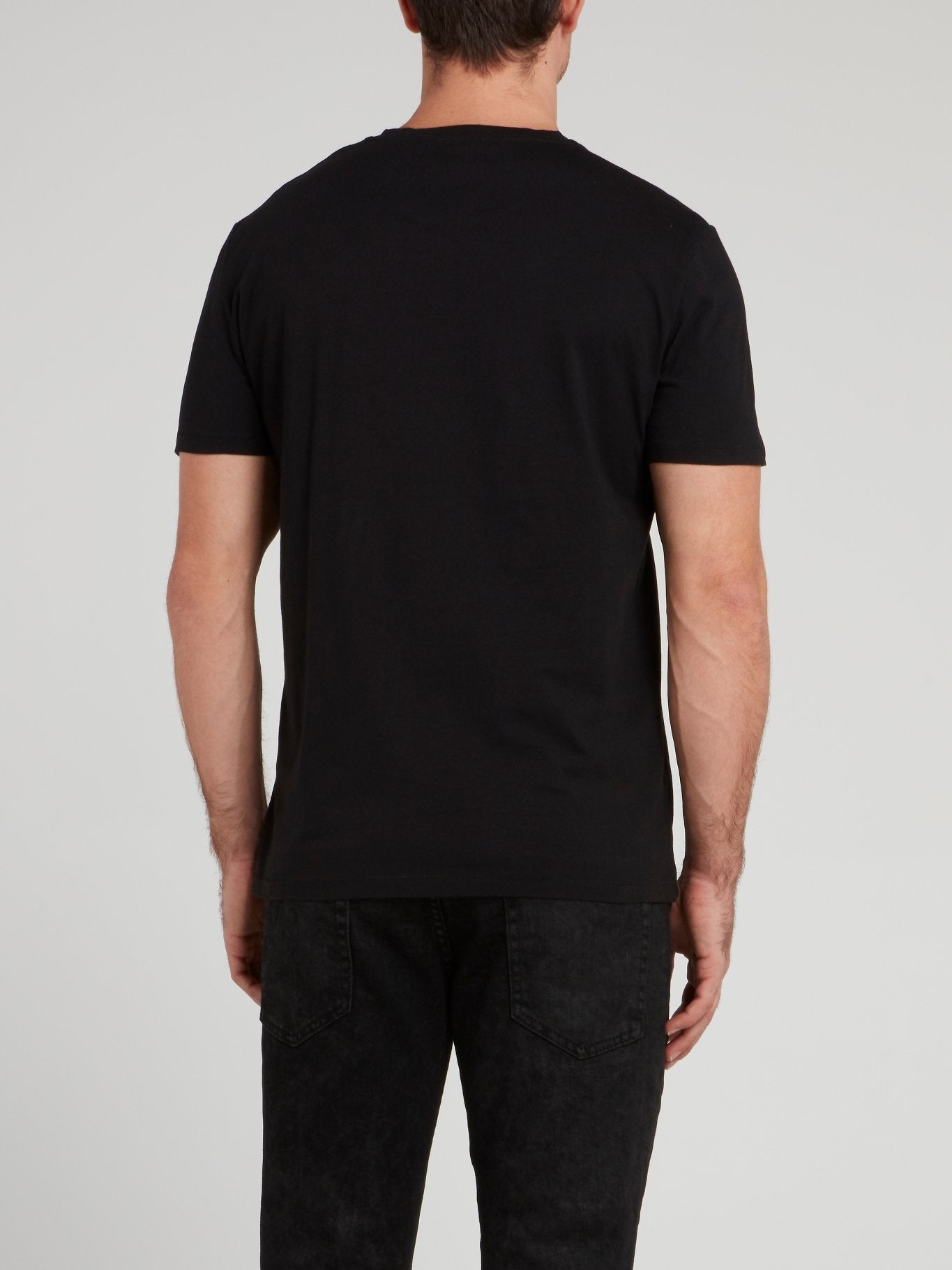 Черная футболка с круглым вырезом и графическим принтом