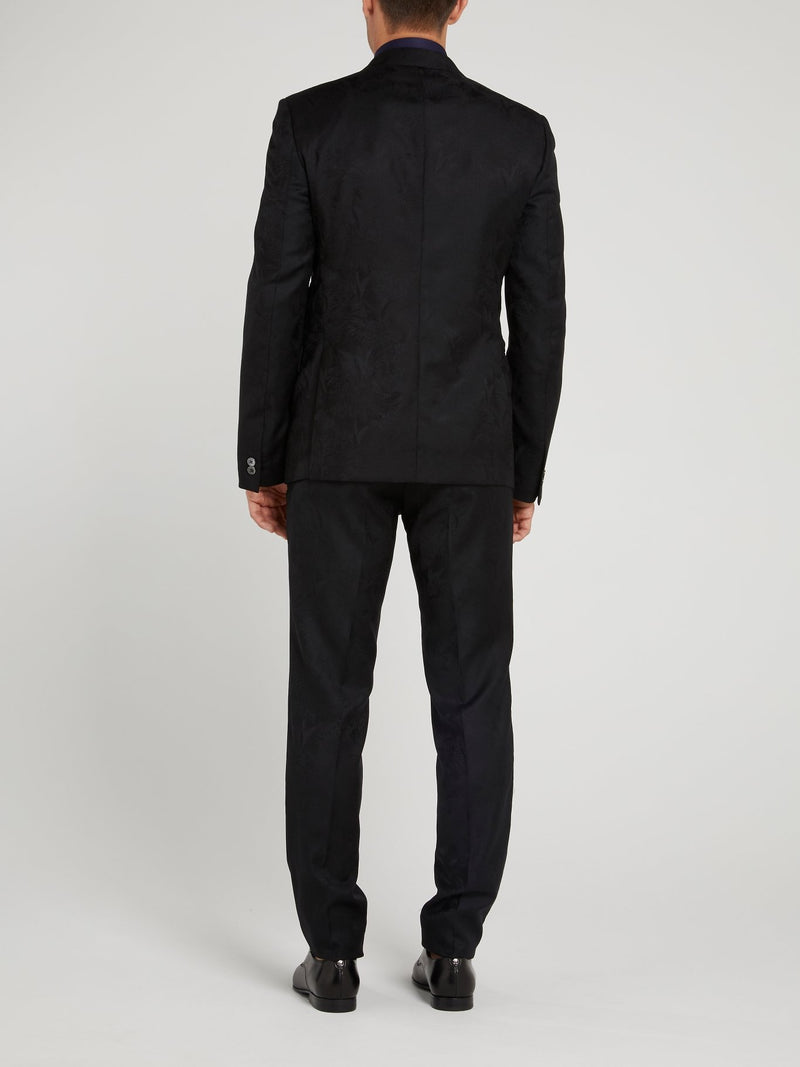 Черный костюм с однобортным пиджаком и тропическим принтом